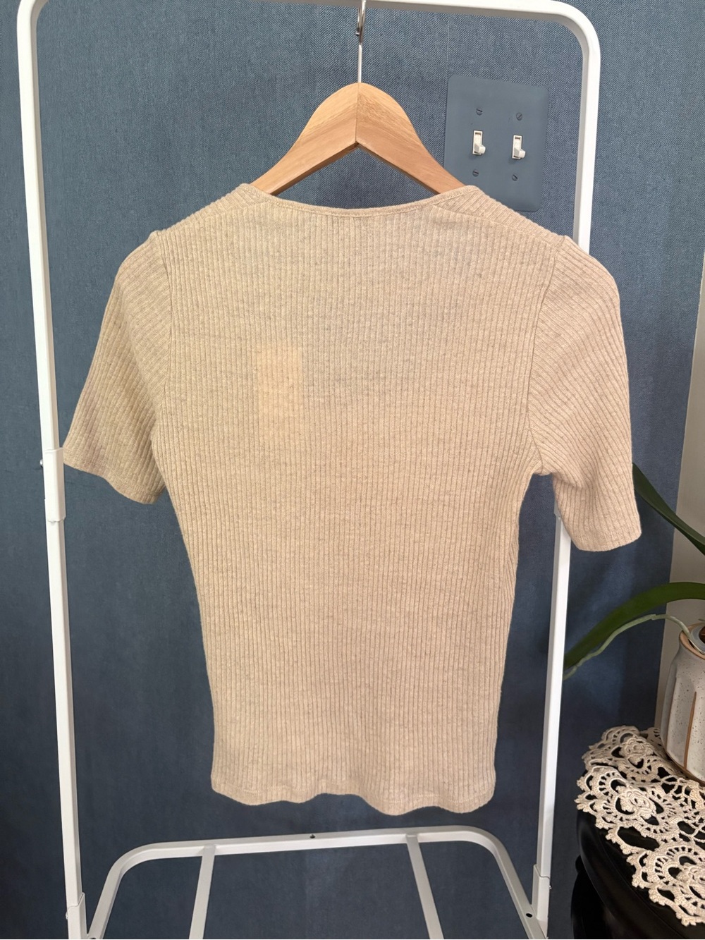 NWT Vince Ribbed Short Sleeve Scoop Neck Top in Beige - Picture 2 of 3